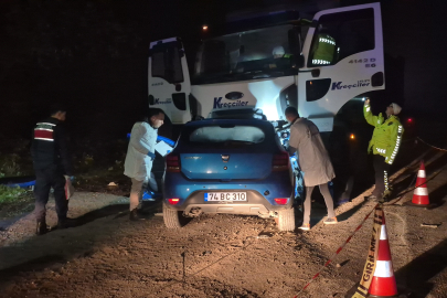 Parti dönüşü yarış yapan araç kamyonun altına girdi: 5 ölü