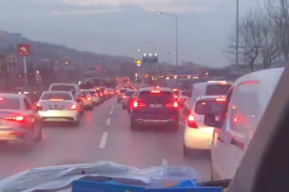 Yoğun trafikte sürücüler fermuar sistemi ile ambulansa yol verdi