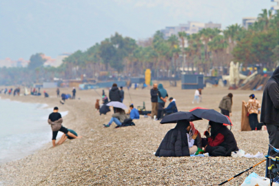 Antalya'da yağmura rağmen şemsiye altında deniz keyfi