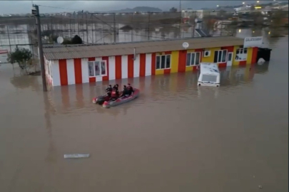 Antalya sele teslim! Araçlarda mahsur kaldılar