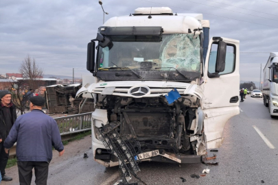 Balıkesir'de öğrenci servisi TIR'la çarpıştı