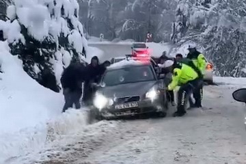 İnegöl'de kar sebebiyle yolda mahsur kaldılar