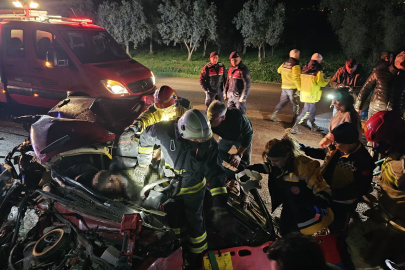 Bursa'da feci kaza: 3 kişi otomobilde sıkıştı